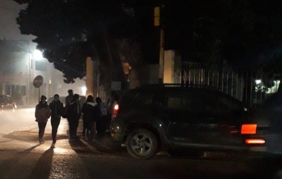 Vecinos de Los Hornos aseguran que se encuentran ”en la oscuridad total” en la puerta de un colegio