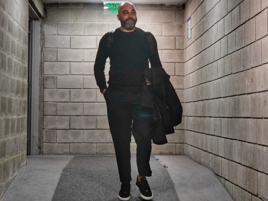 Méndez cerró la fábrica y mete dos estrenos para ir a Victoria