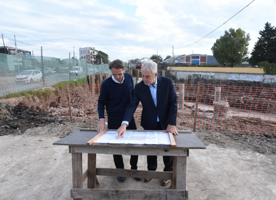 Alak y Katopodis sellaron la pavimentación de tres zonas claves de La Plata y recorrieron el nuevo puente del arroyo El Gato