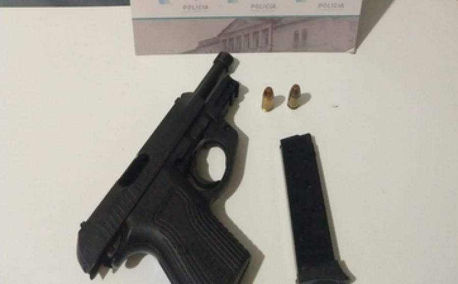 Intentaron detenerlo en un control en City Bell, huyó y lo encontraron armado y con drogas