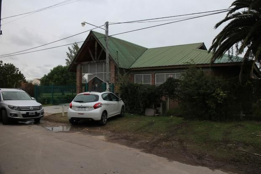 Delincuentes menores de edad intentaron entrar a robar al colegio San José de Gonnet: rompieron vidrios del establecimiento