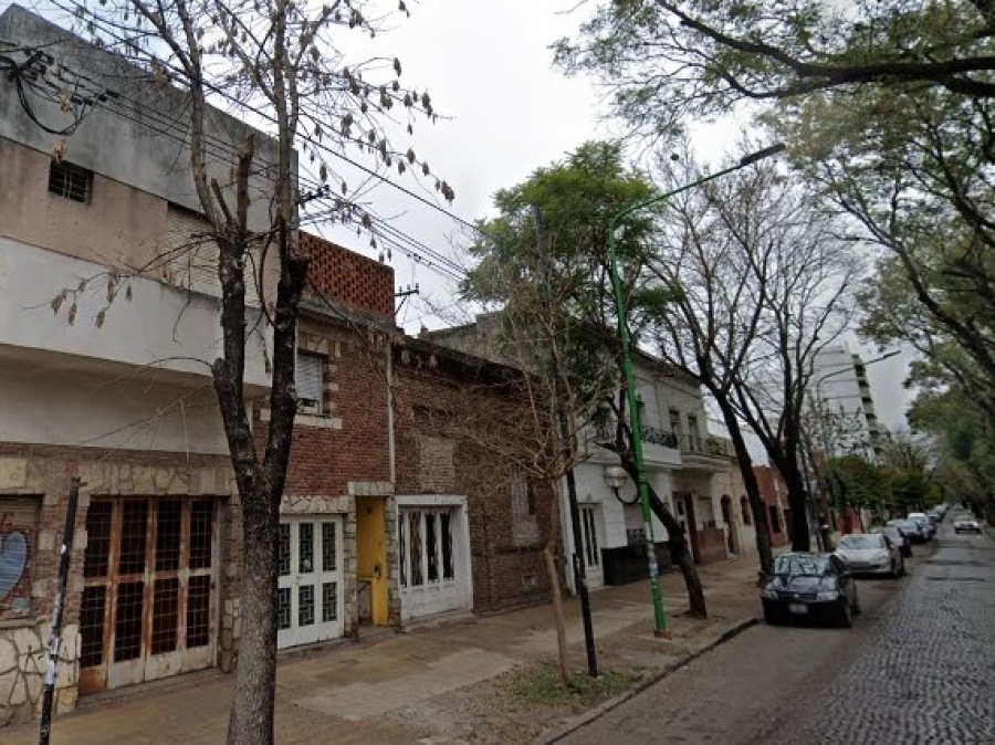 Encontró a un delincuente dentro de su casa en La Plata y lo atacó a mano limpia: tenía los celulares de toda la familia