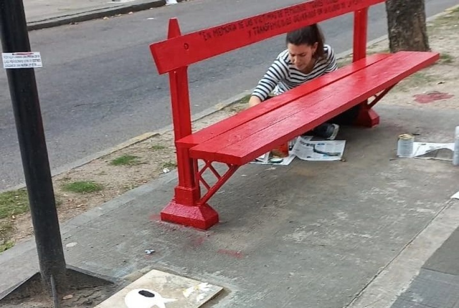 Desde el municipio platense aclararon lo que sucedió con el Banco Rojo y las Baldosas por la Memoria que fueron removidas