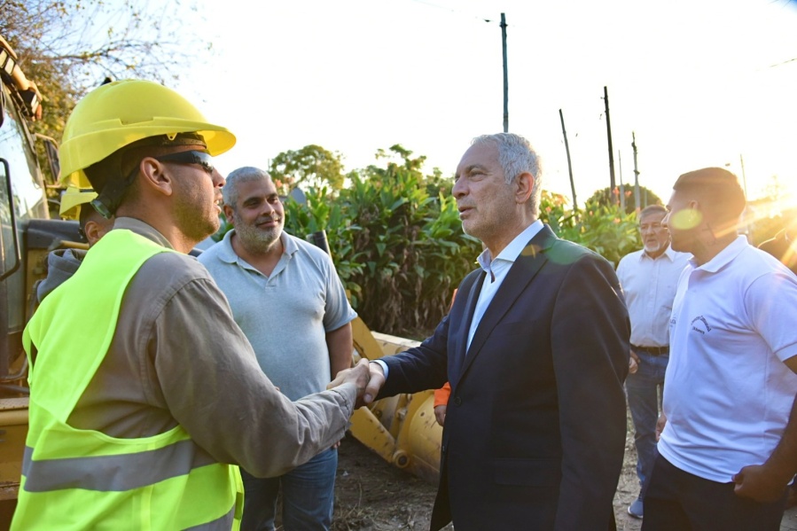 Alak puso en marcha la pavimentación de la calle 168 en Melchor Romero y anticipó los trabajos en Altos de San Lorenzo