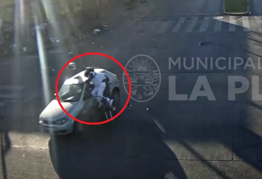 Así fue el terrible choque en 13 y 72: el auto cruzó en rojo