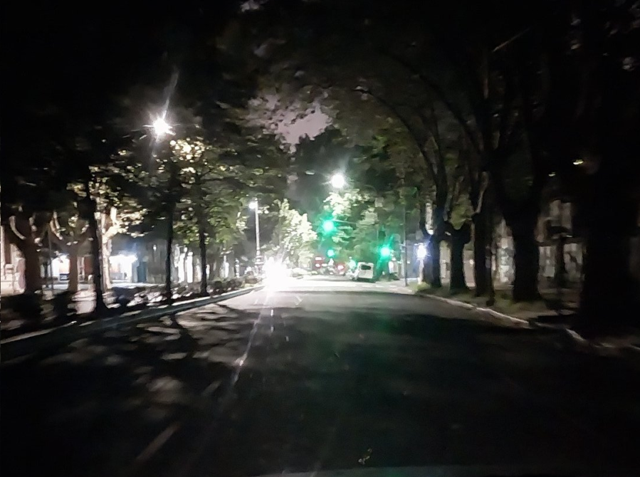 En un tramo de avenida 44 reclamaron por mayor iluminación: ”Hay un colegio ahí”
