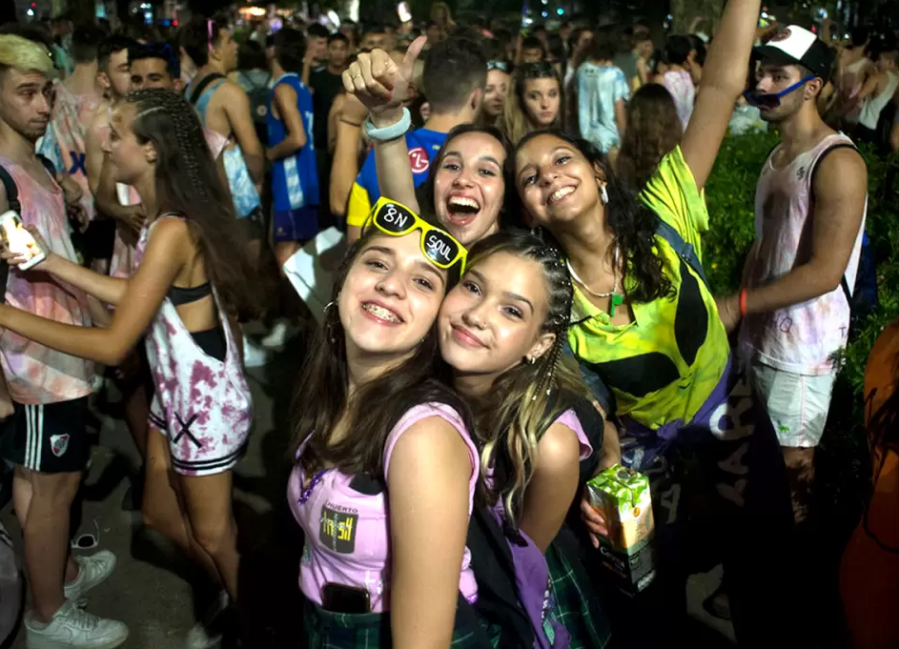 ”Absolutamente harto”: se calentó un papá porque los alumnos gozan de megaeventos y se ”van a pegar un palo con la vida real”