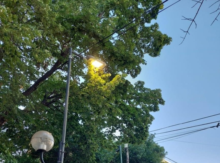 Vecinos de 18 y 47 reclamaron que las luces están prendidas las 24 horas del día