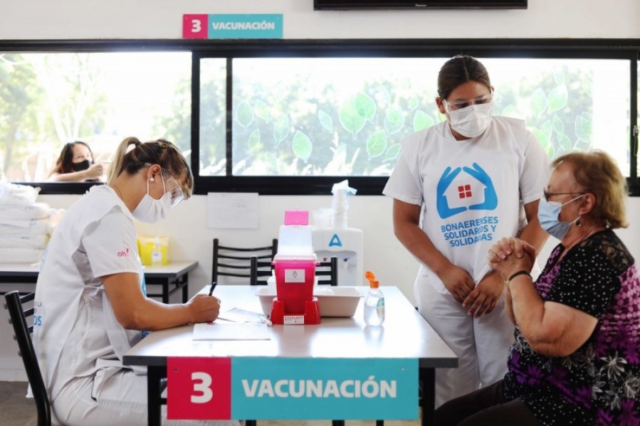 Comenzó la vacunación libre para mayores de 18: estas son las postas en La Plata