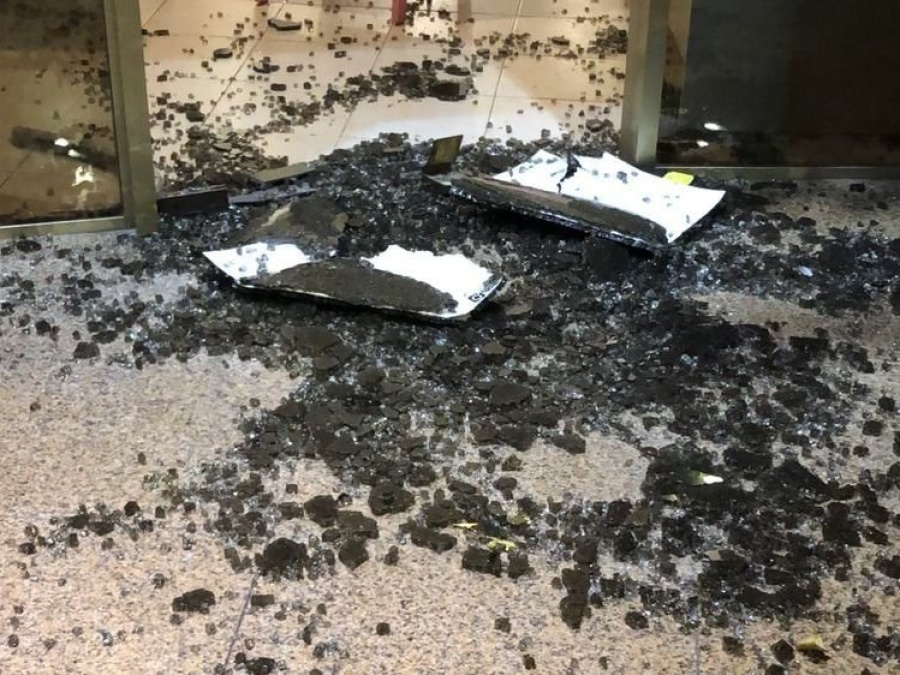 Destrozaron una estética de La Plata, rompieron el blindex, intentaron entrar y se fueron con las manos vacias