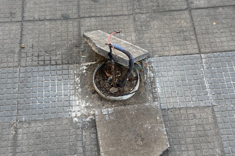 Vecinos de la zona de Plaza Moreno reclaman por cables sueltos: ”Es un peligro”