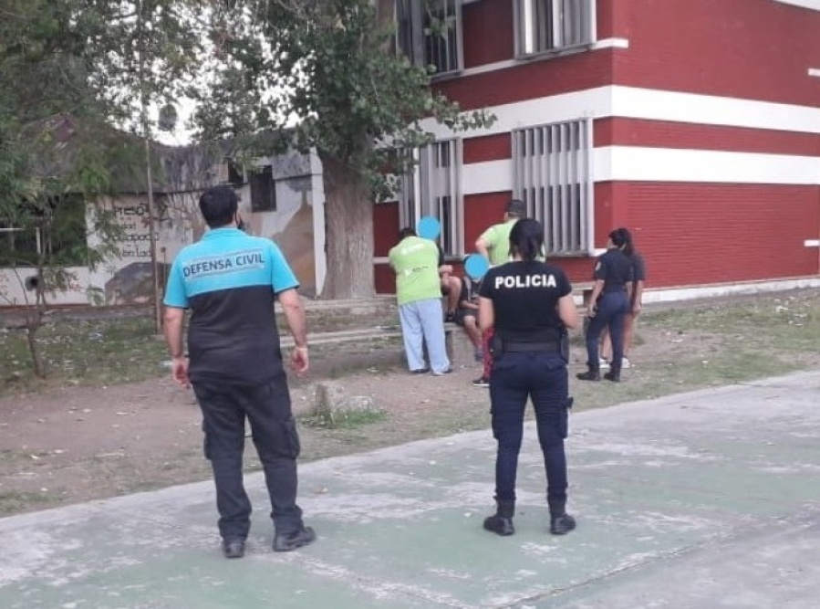 Cuatro chicos se tiraron al agua de un canal prohibido de Berisso y casi termina en tragedia