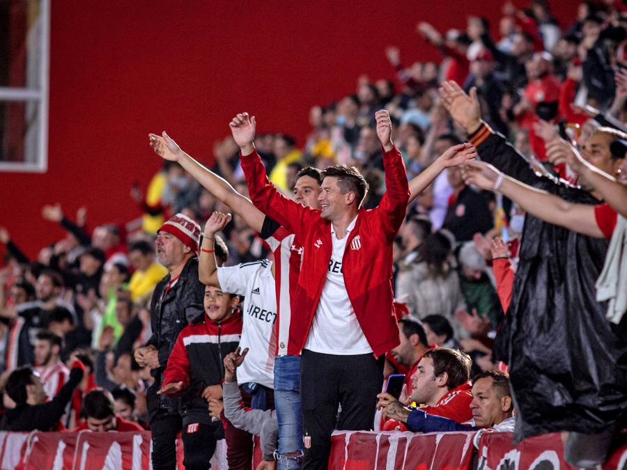 Histórica movilización: así se vive la fiesta Pincha en Santiago a poco de la final 