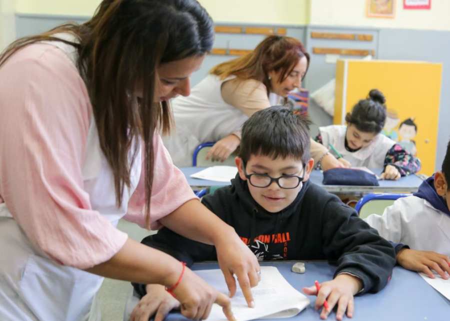 El Gobierno fijó en 420 mil pesos el salario mínimo docente para todo el país