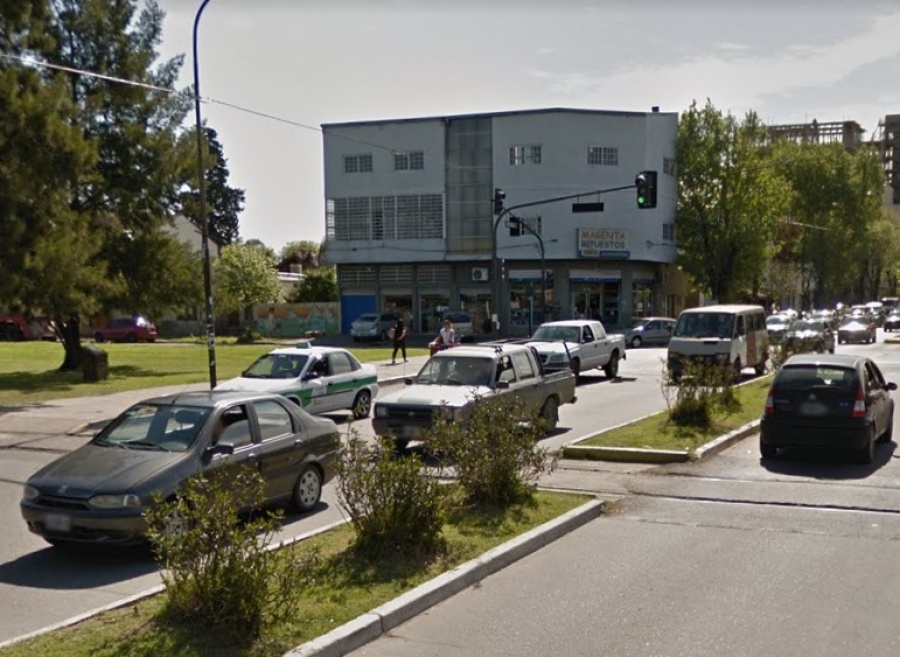 Vecinos piden reparar de manera urgente los pozos que hay en los cruces con la avenida 72: ”Dejás el tren delantero”