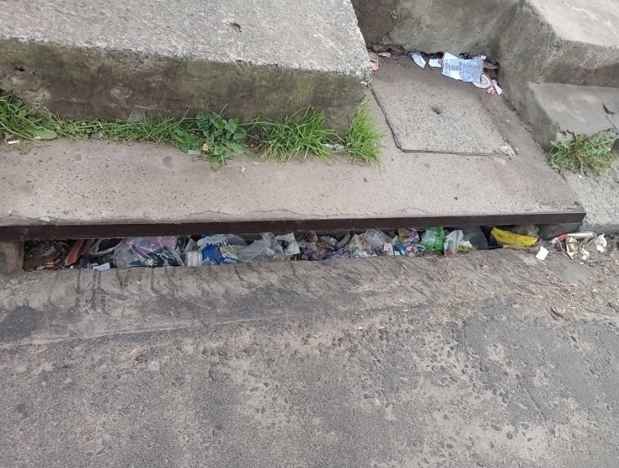 En Villa Elvira alertaron por bocas de tormenta tapadas con basura