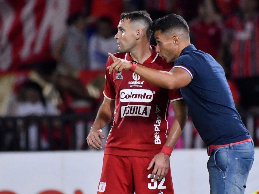 ¿Cuáles es la primera opción que Gimnasia negocia para tener al volante central?