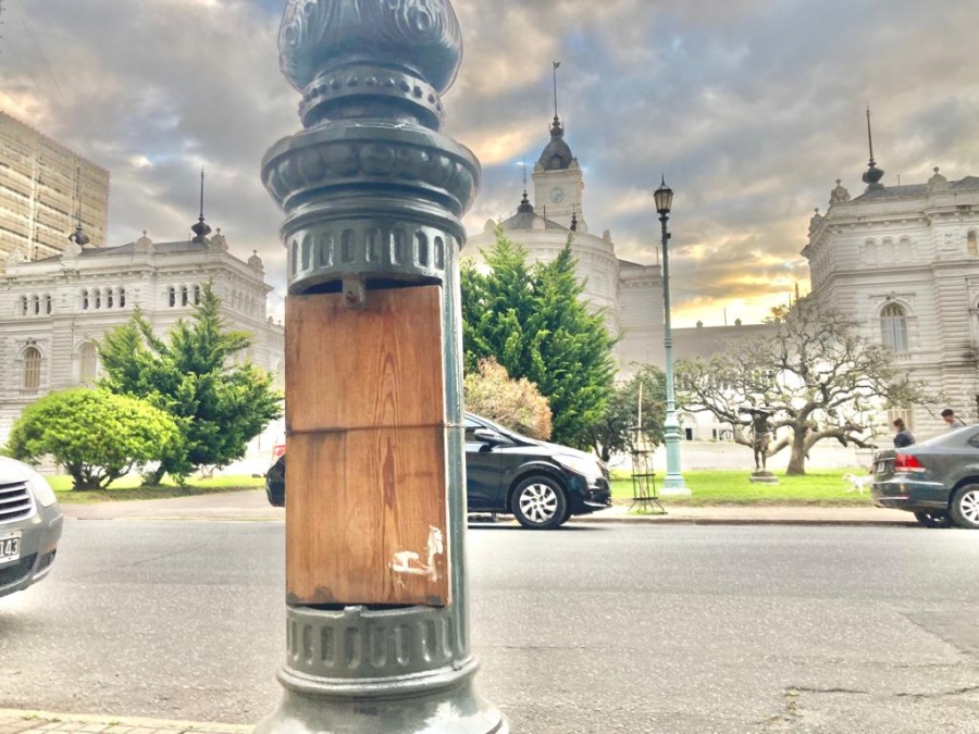 ”Parece una tomada de pelo”: Vecinos piden que arreglen los postes que están tapados con trozos de madera