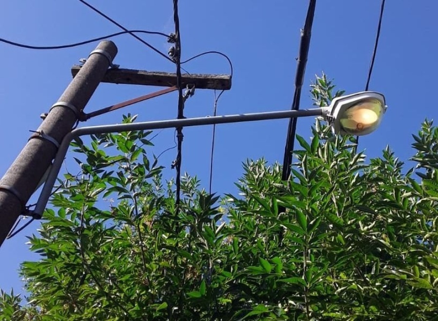 En el centro platense reclamaron por una luminaria que está prendida las 24 horas del día
