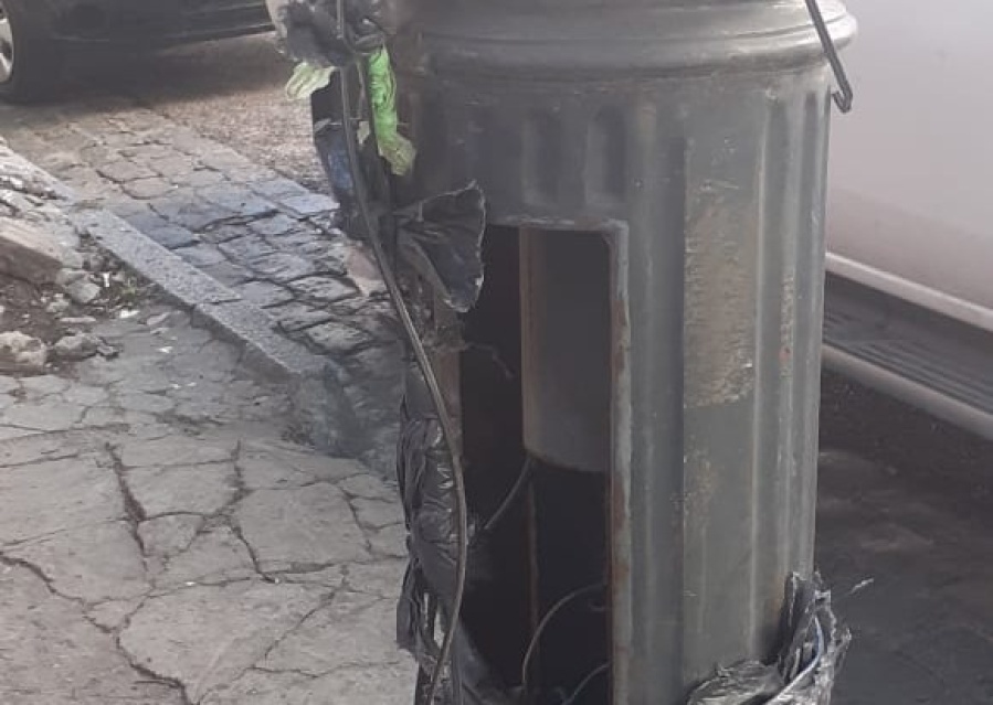 Vecinos de calle 12 reclaman por un poste de luz en terrible estado de abandono