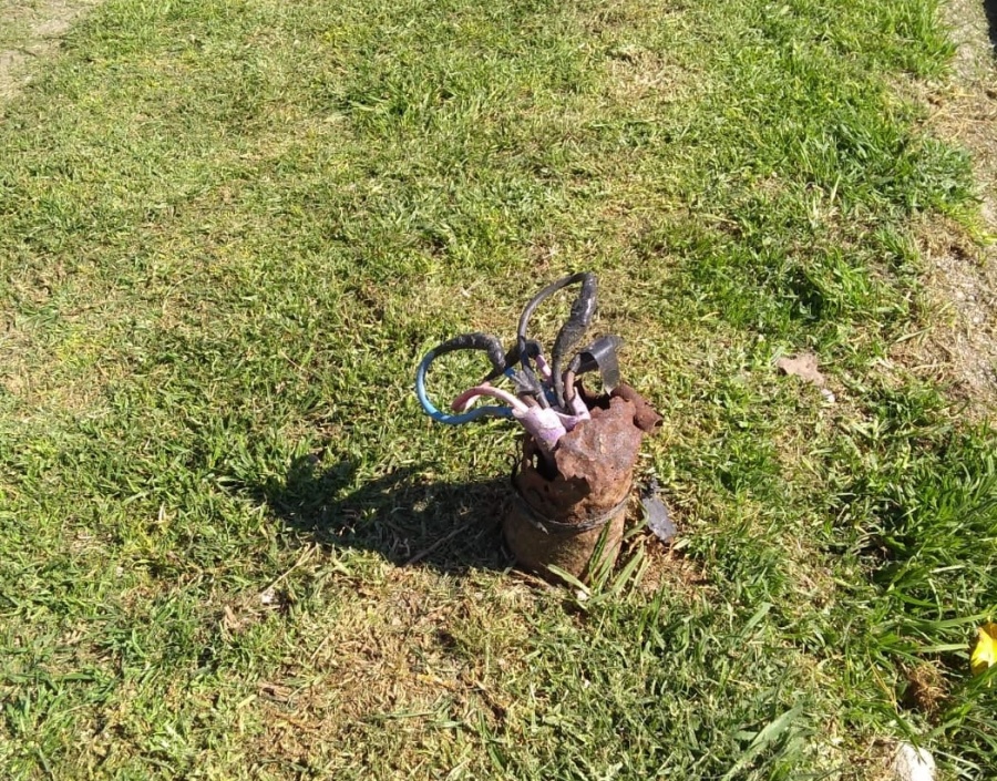 Vecinos reclamaron que todavía siguen los cables sueltos en la rambla de 32 y temen por nuevos accidentes