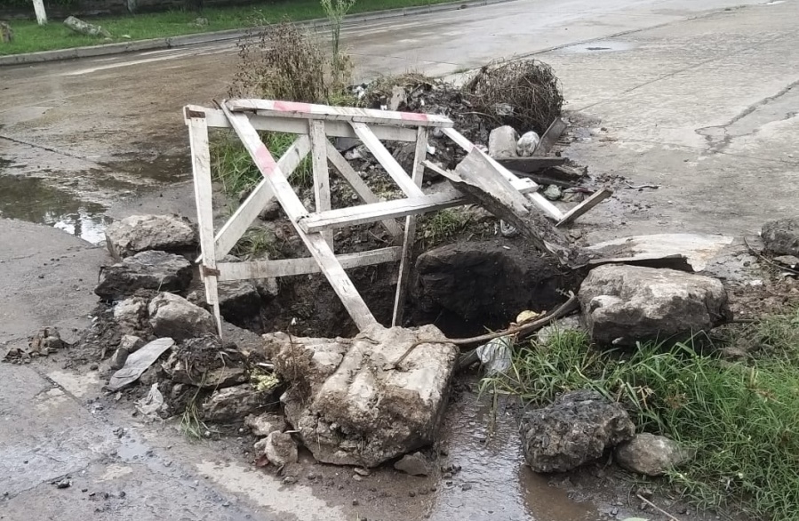 Vecinos del barrio del Cementerio reclaman por un enorme bache: “Es cada vez peor”