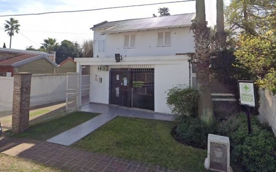 Delincuentes se metieron a una farmacia de La Plata, amenazaron a los dueños y se llevaron remedios por una millonaria suma
