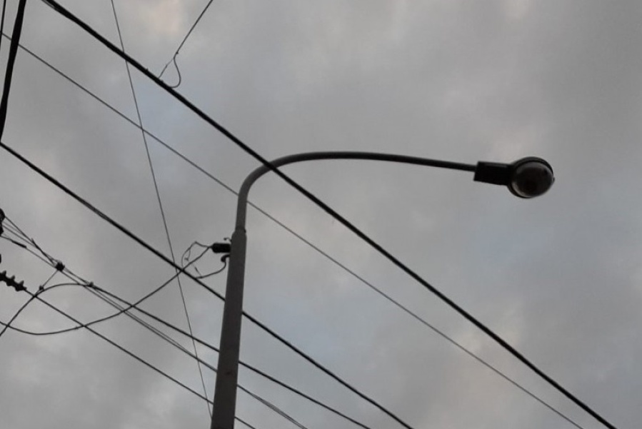 En 122 y 604 se quejaron por dos luminarias quemadas que complican a los vecinos que esperan el colectivo por la noche