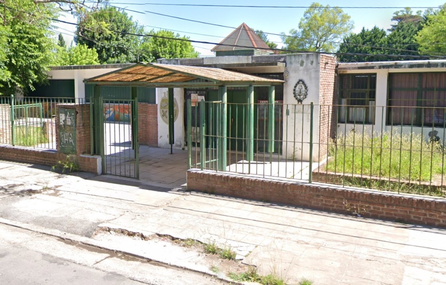 Revuelo y escándalo en un colegio de Gonnet por una docente que maltrataría a chicos de 6 y 7 años: ”Queremos que se vaya”