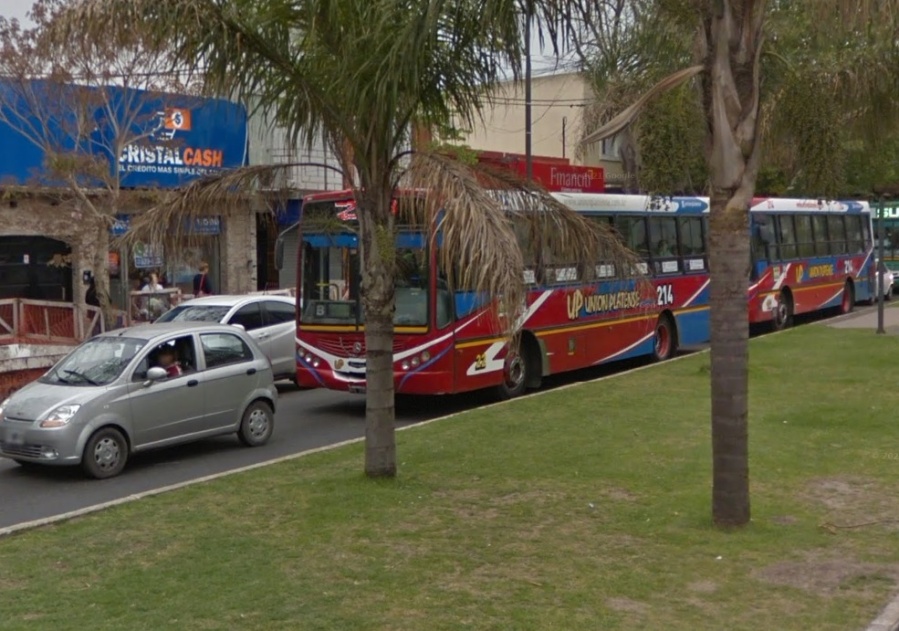 Vecinos de la 137 se quejaron por bicicletas y motos que circulan por la vereda: ”Ayer embistieron a mi señora”