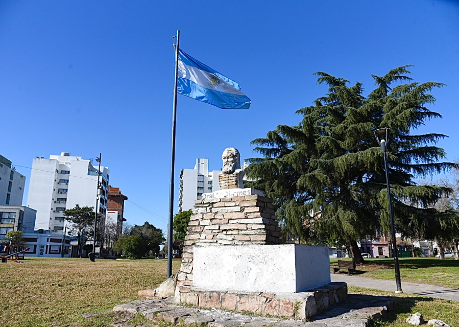 Renovarán el monumento de la Plaza Güemes de La Plata: será teñido con tonos oro viejo y bronce