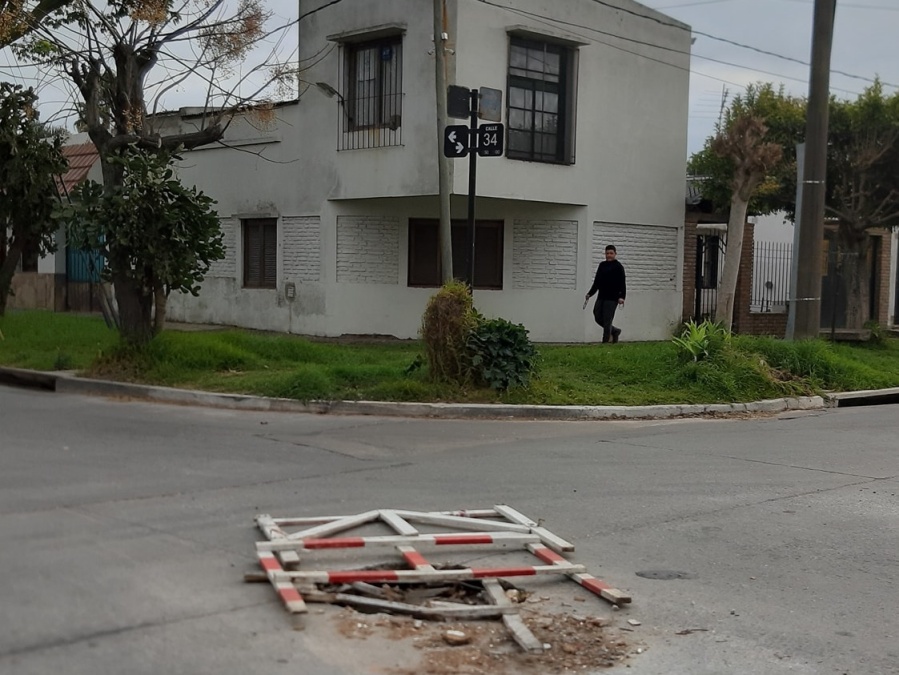 Alertaron por la falta de una tapa de desagüe en una esquina próxima a Circunvalación