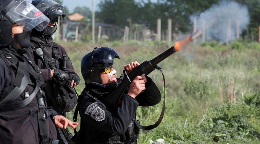 Luego de los incidentes en la cancha de Gimnasia, Berni prohibió las pistolas lanza gases en partidos de fútbol