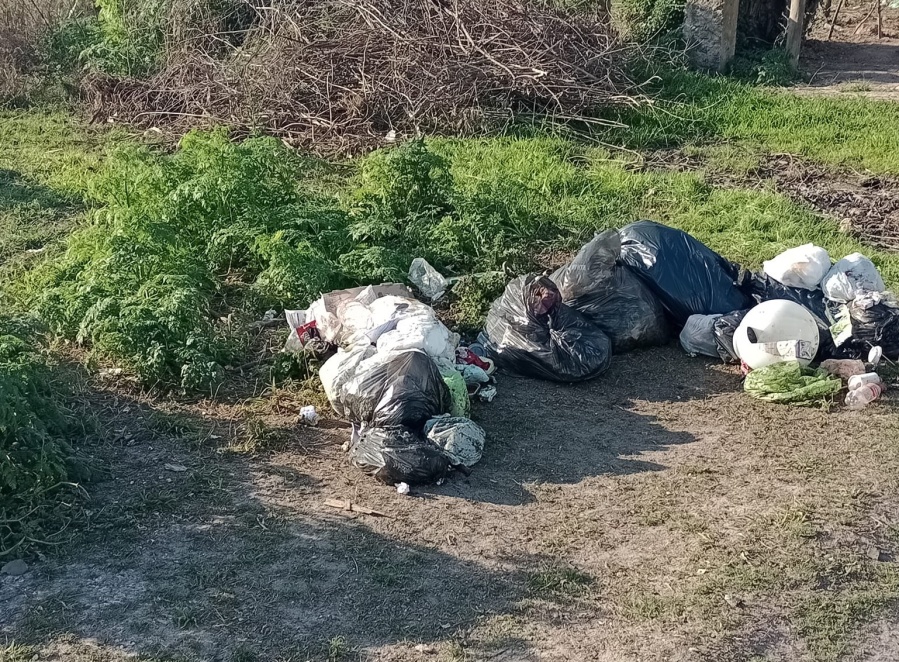 Vecinos de 70 y 148 reclamaron por bolsas de basura que provendrían de la Unidad Penitenciaria 8