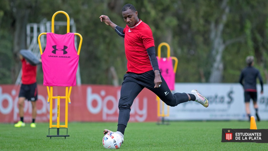 Zielinski espera por Castro pero por las dudas ya le busca reemplazo