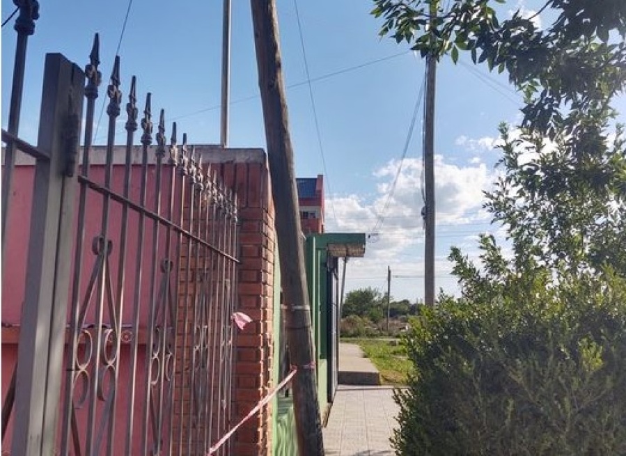 En Los Hornos reclamaron por un peligroso poste quebrado: ”Está sobre mi casa hace dos meses”