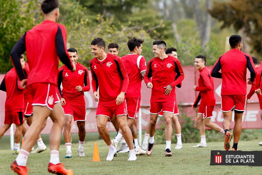 ¿Qué decisión tomó Domínguez con el plantel de Estudiantes y qué variantes analiza?