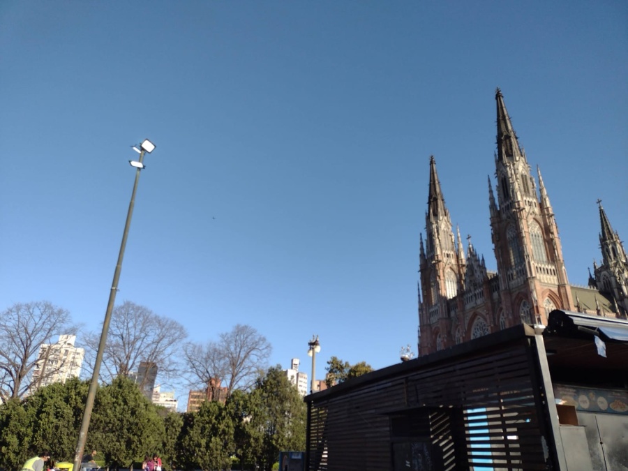 En Plaza Moreno, las luminarias están prendidas a plena luz del día