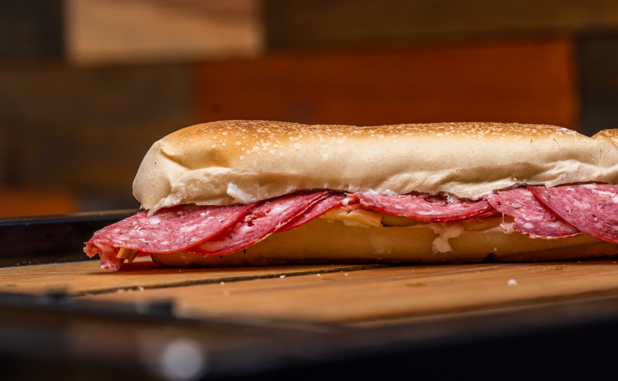 ”Estoy llorando”: su papá le pidió casamiento a su mamá con un sándwich de salame y queso, y la nota fue viral