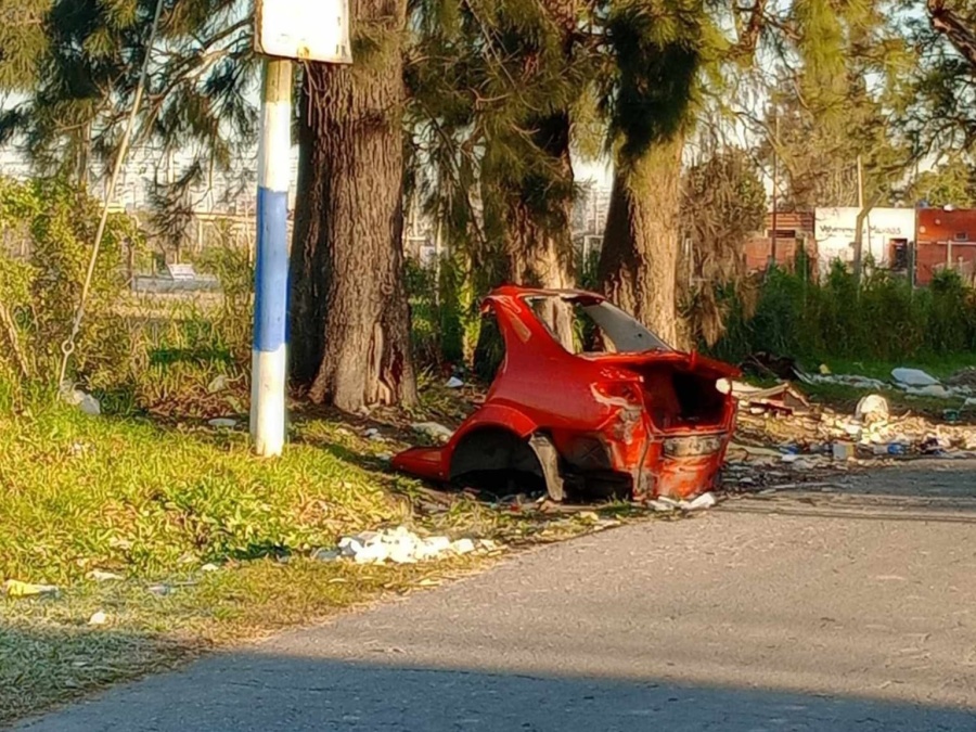 Chatarra y autos quemados invaden una esquina de Tolosa y los vecinos están hartos de tanta mugre