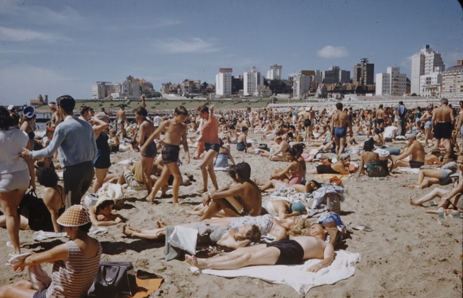Las impresionantes 20 fotos de Mar del Plata de 1958 que son furor en las redes y desataron el debate comparativo