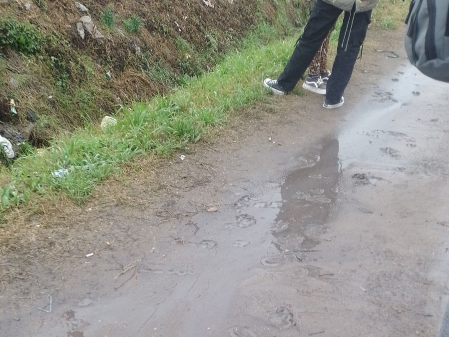 Reclamaron mejoras en la parada de colectivo de 143 y 72