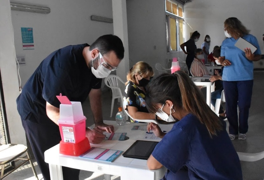En La Plata, Berisso y Ensenada realizarán ”la noche de las vacunas” con postas en distintos puntos