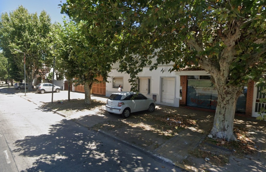 Lavaba la vereda en La Plata cuando fue sorprendido por siete delincuentes: Destrozaron su casa y termino hospitalizado