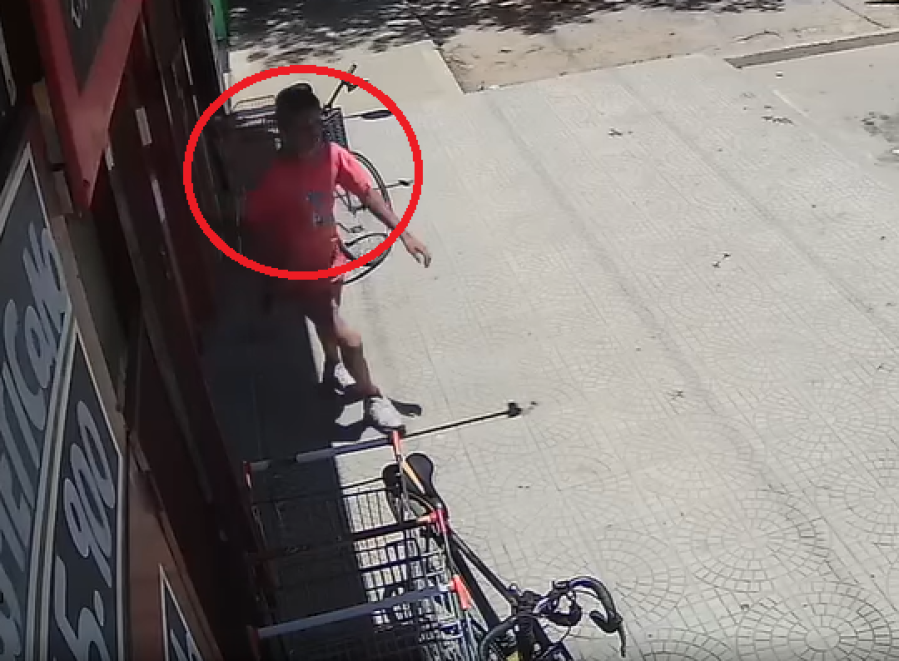 Le robaron a la salida de un supermercado de Los Hornos, escrachó al ladrón, lo detuvieron y quisieron estafarlo en las redes