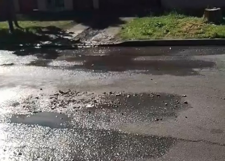 En 142 y 63 aseguraron que ”el agua brota de la calle” desde hace tres meses