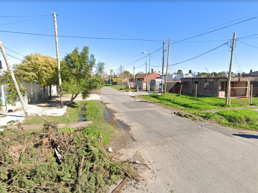 La robó una moto a punta de pistola a una mujer en La Plata, vio a la Policía y quiso huir corriendo