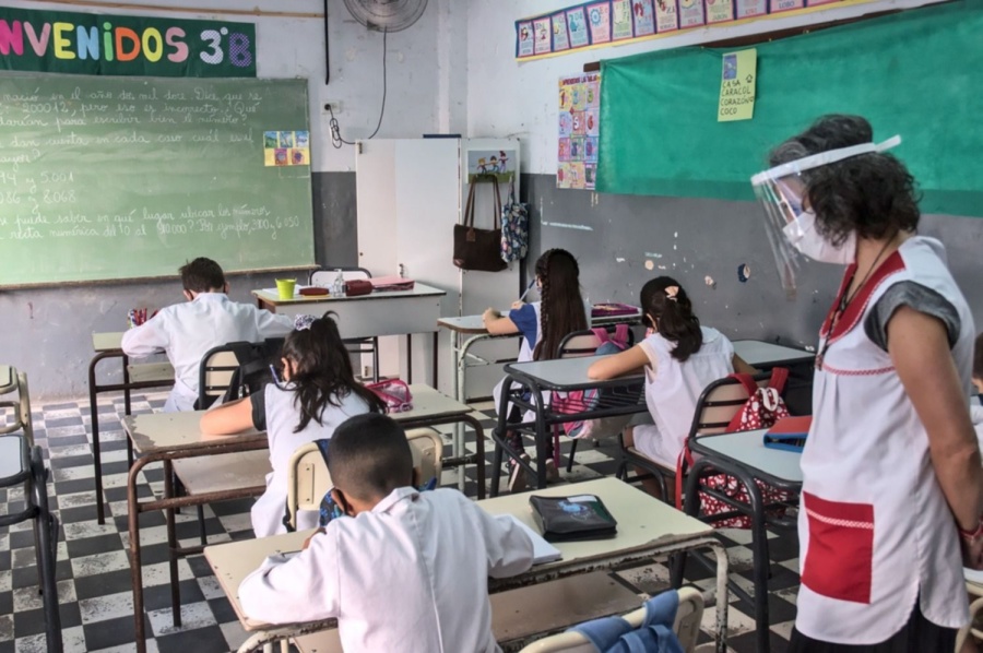 Desde Provincia tildaron de ”peligroso” el plan porteño de reducir el distanciamiento de los chicos en el aula