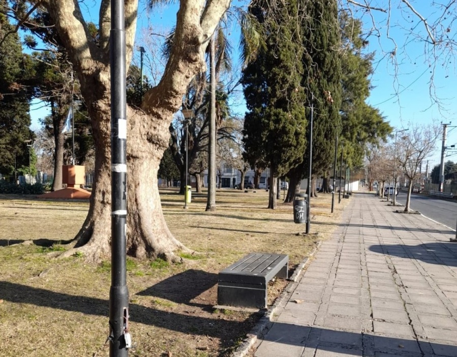 Vecinos de Tolosa reclamaron por el robo de luminarias en la Plaza Iraola