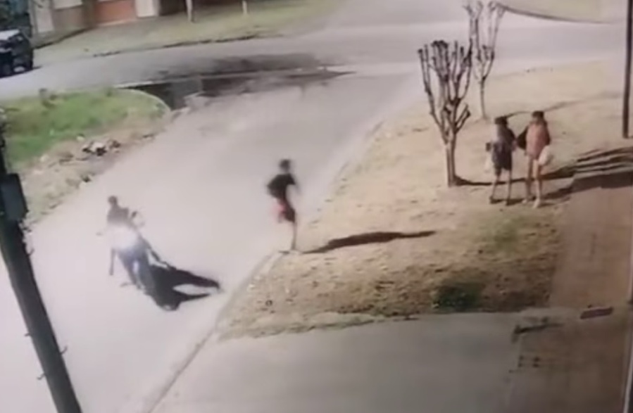 Dramático robo motochorro en Los Hornos a una mujer y un nene: le pegaron una patada en el pecho al pequeño